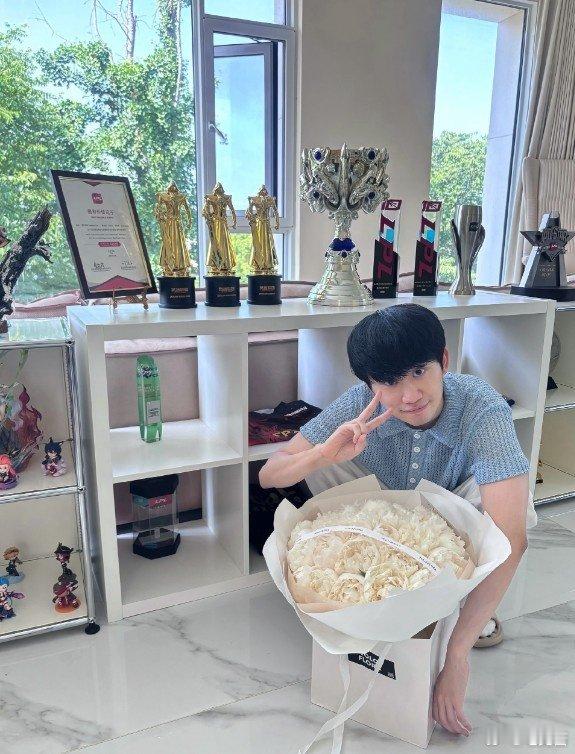 #imp红温破防##小伞训练赛把doinb打红温#背景都是奖杯！Doinb晒照：