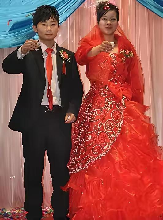 张雪与妻子的结婚照，大部分人是没法拥有那么有情有义的媳妇的，你看看人家老婆现在，