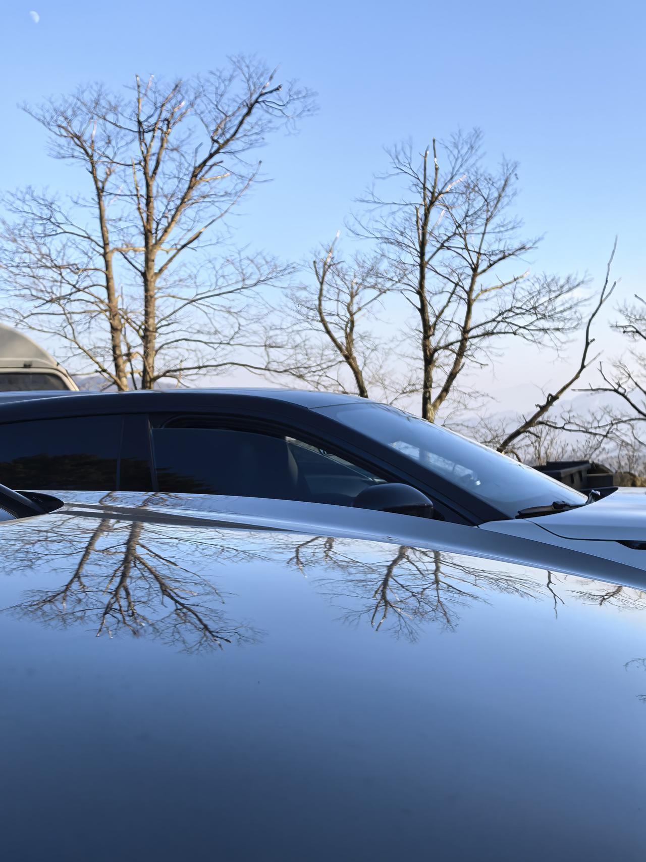 春天，山间树木葱郁，绿意盎然，为大地披上生机勃勃的彩衣，给予人们视觉盛宴与心灵慰