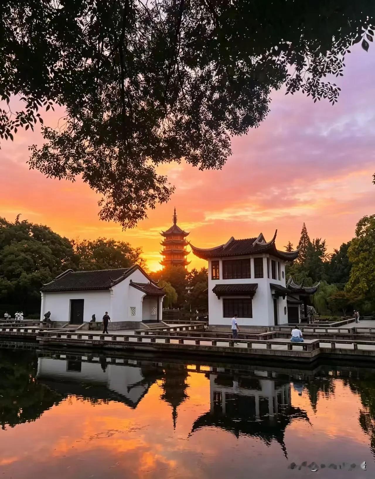 人老了，看懂人性后会发现：
要想活得舒坦，最好的方式，不是与别人硬碰硬，而是要远