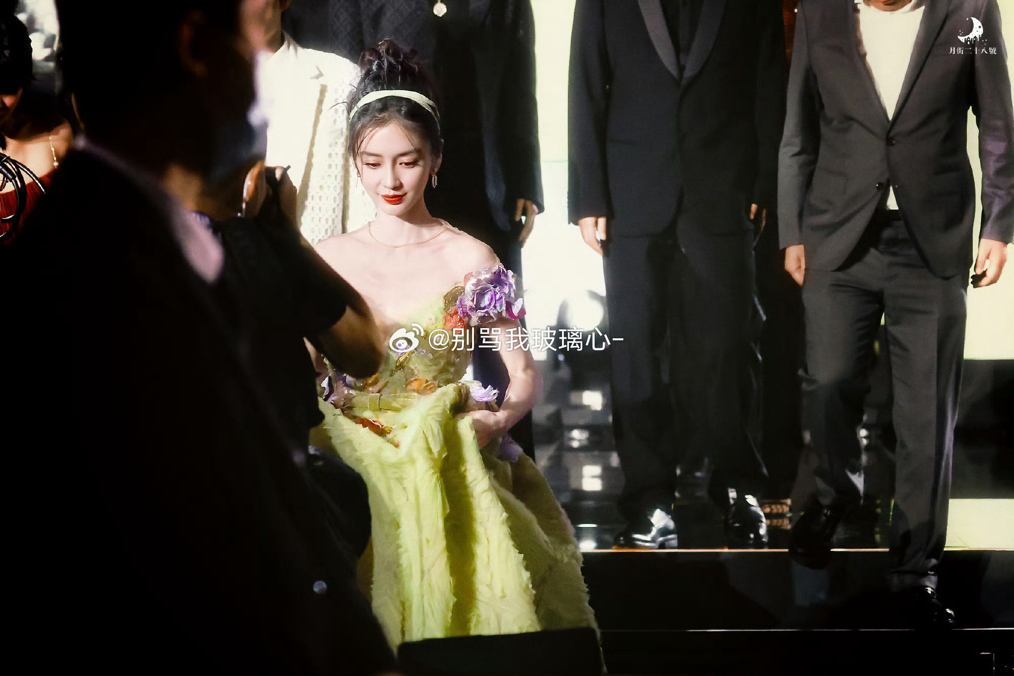 angelababy angelababy刘瑕 ＂星河坠入潮汐，爱意涌入眼底."