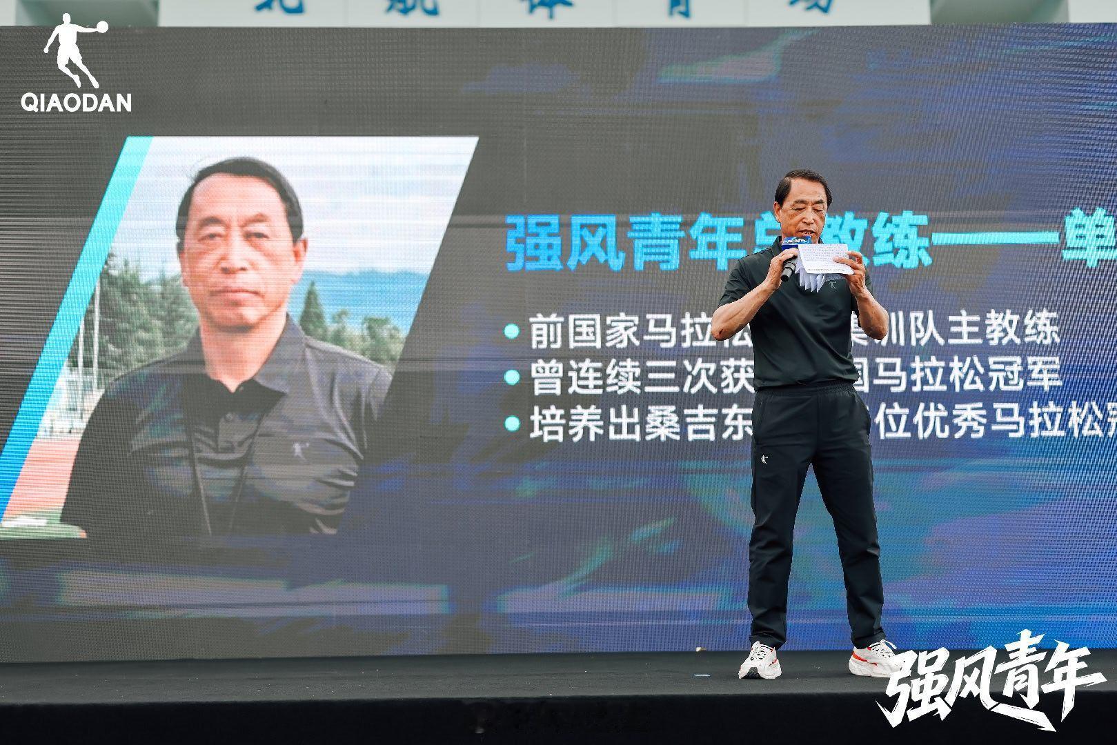 30所学校，5公里，抢10个名额。我站在场边，看得比谁都清楚——手机里每一帧都是