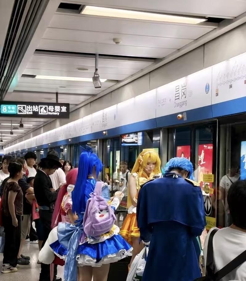 在广州，到处都可以看到一些年轻人在玩动漫二次元文化，这些年轻人完全陶醉在自己扮演
