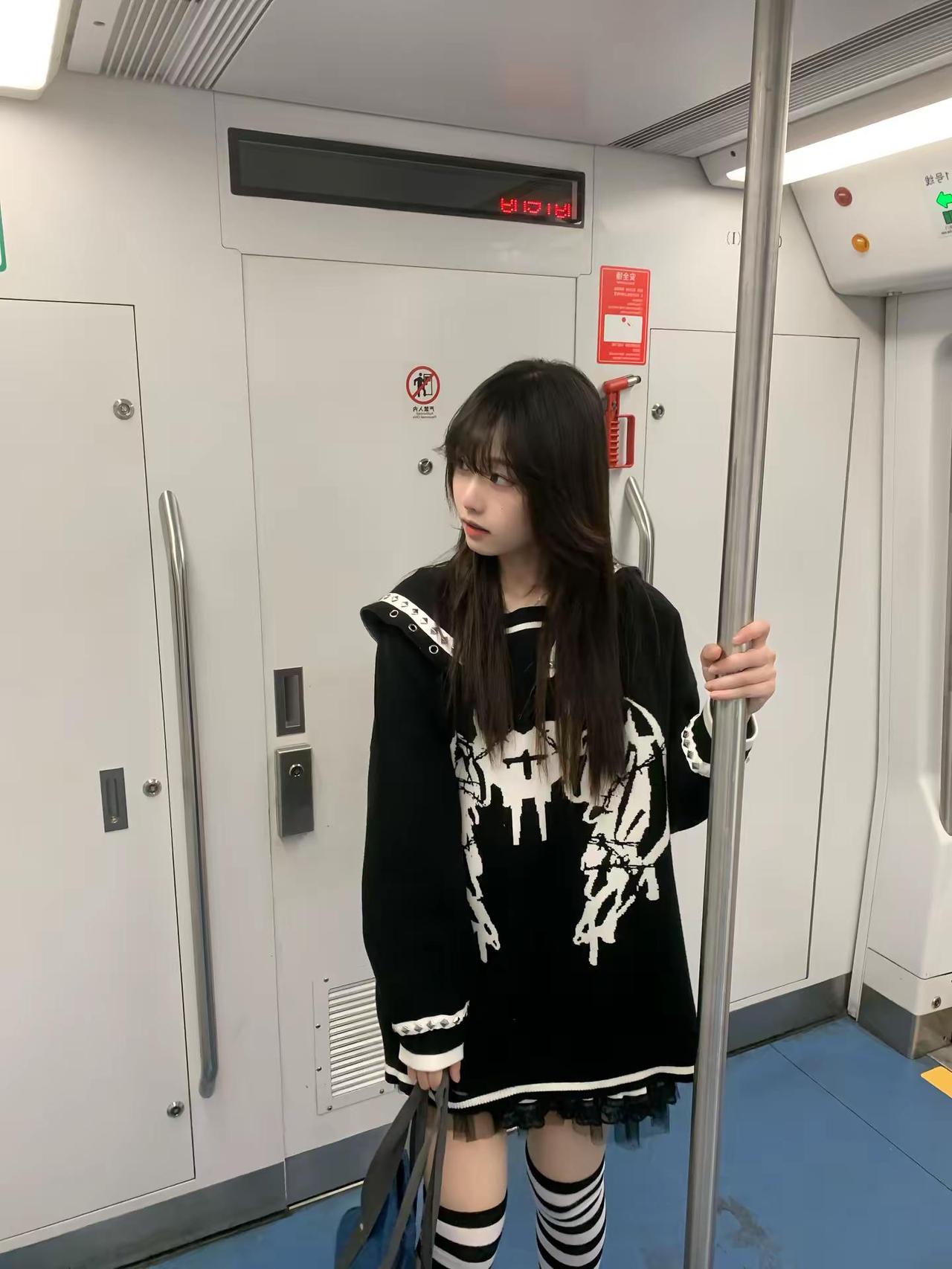 你最近过得还好吗。拍照姿势 地铁拍照 今日穿搭