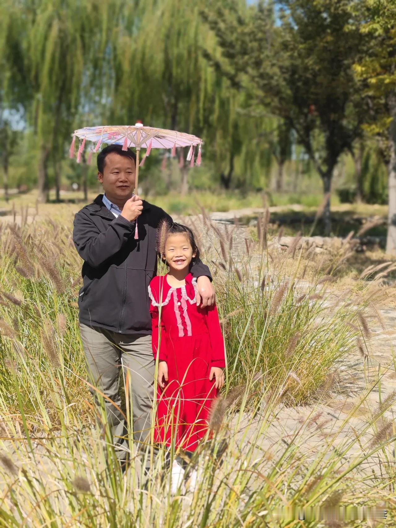惬意亲子时光#遛娃亲子拍照。# #带孙女旅行随拍# #遛遛娃，拍拍照# #公园继