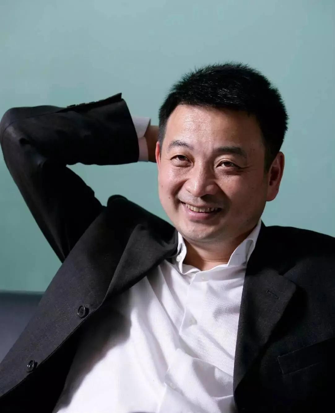 携程网总裁、著名人口问题热心人士梁建章最近发文建议：对二孩家庭个税和社保减半，三