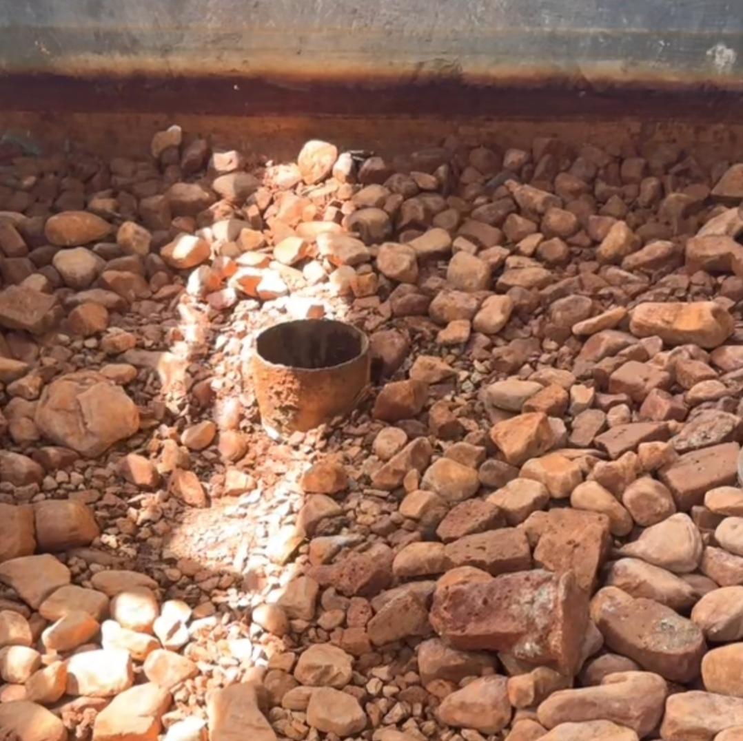 贾鲁河源头的这口泉水，
到今天为止，算是干了，
目前已不能自动溢流了，
大概率是