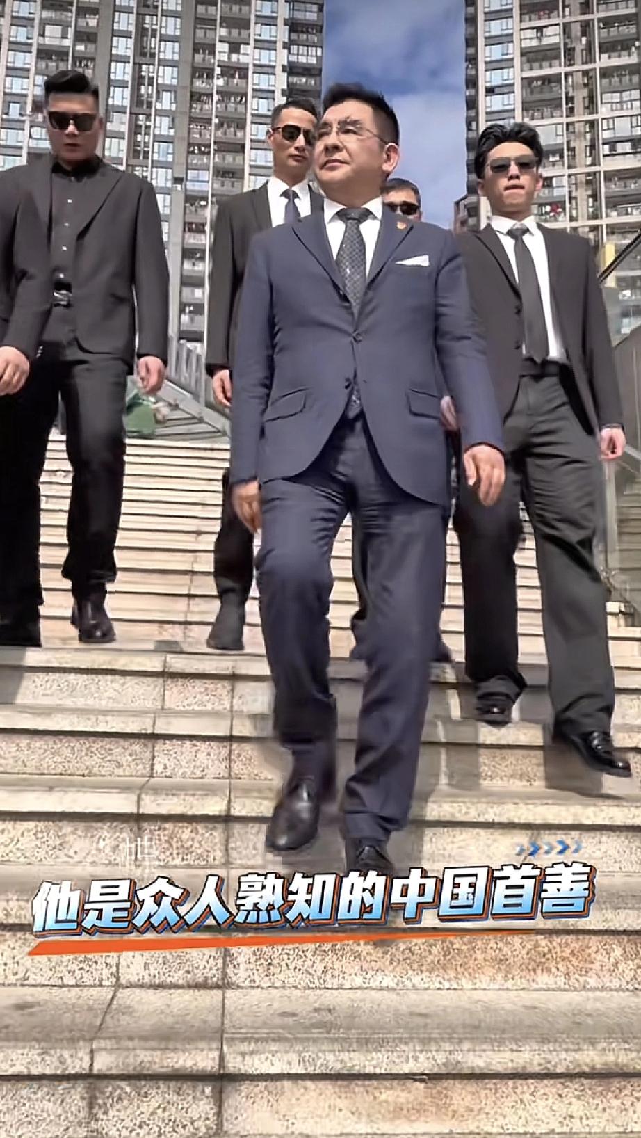 陈光标真有钱，雇了5个专业保镖，随时跟着他！

近日，陈光标在深圳龙岗参加梁小龙