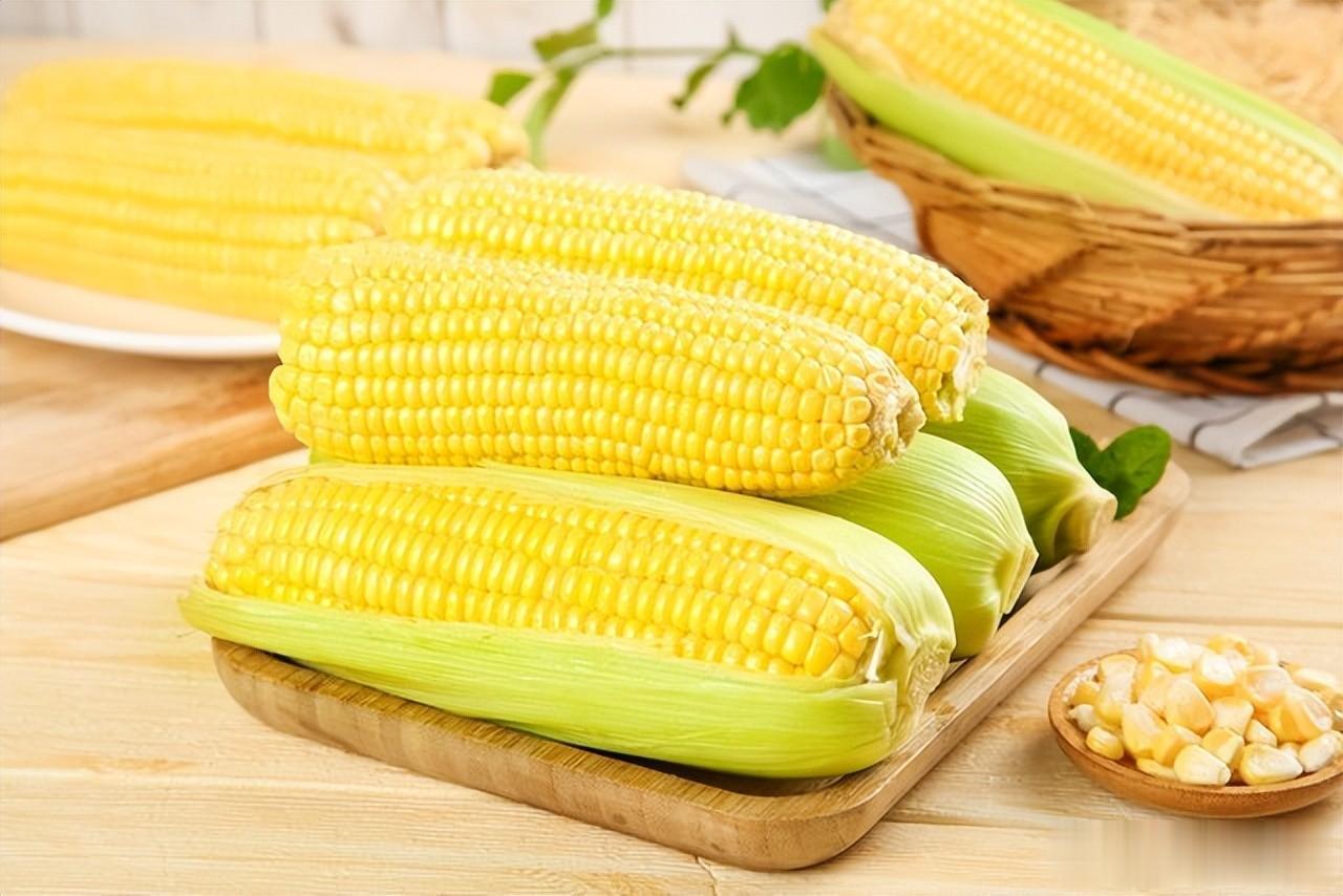 煮玉米时直接下锅煮是大错，今天教您正确方法，香甜水嫩超好吃！
煮玉米要选择鲜嫩爆