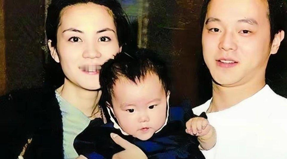 哈利：童童，你今天这身裙子真特别，是从哪儿淘来的？

窦靖童：哈利，你懂什么，这