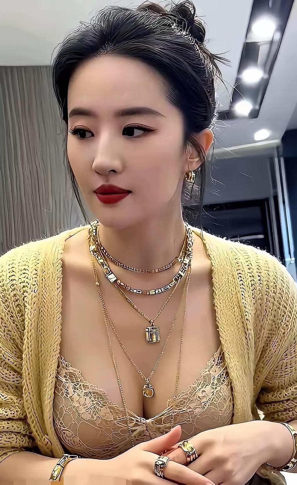 刷到刘亦菲那组泳池照，我第一反应也是：AI吧？
后来发现是真的，心里反而咯噔一下