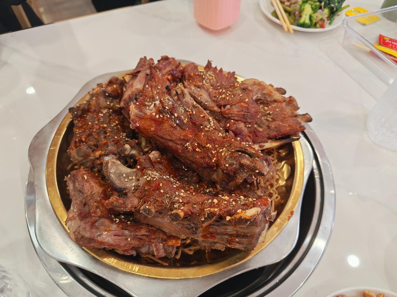 这个烤排骨味道很不错，美极了