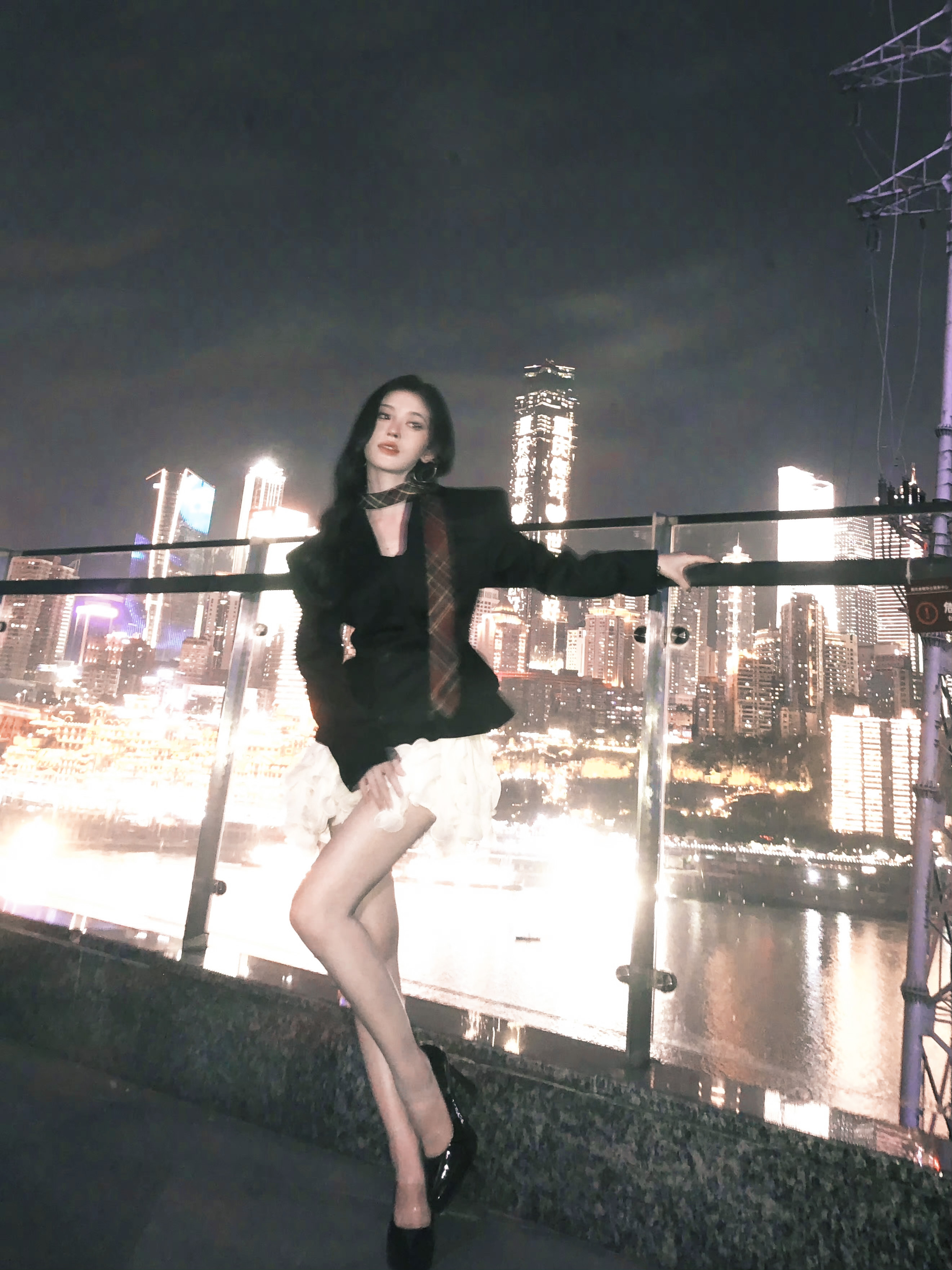 穿梭城市昼夜，白昼的喧嚣与夜晚霓虹皆成背景。鞠婧祎