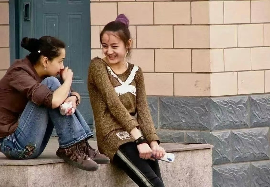 年幼迪丽热巴2007年，在新疆街头15岁的迪丽热巴，青涩得一塌糊涂 