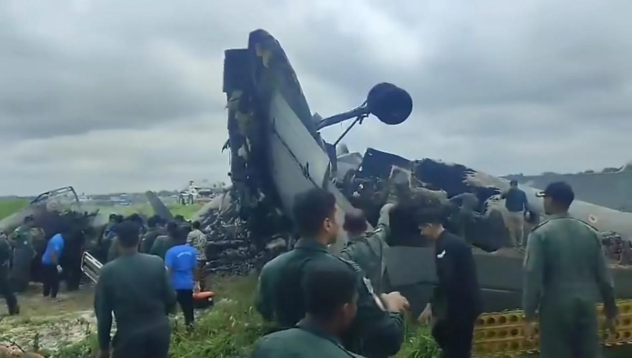 印度空军一架安-32运输机在阿萨姆邦焦尔哈特空军基地降落时坠毁。虽然印度空军坠机