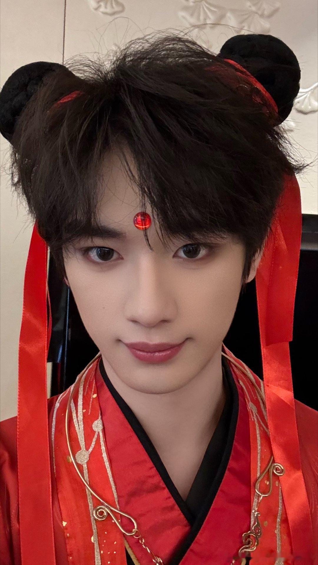 刘耀文说鑫是三颗星星丁程鑫生日快乐！刘耀文卡点送祝福也太甜啦，鑫是三颗星星，一颗