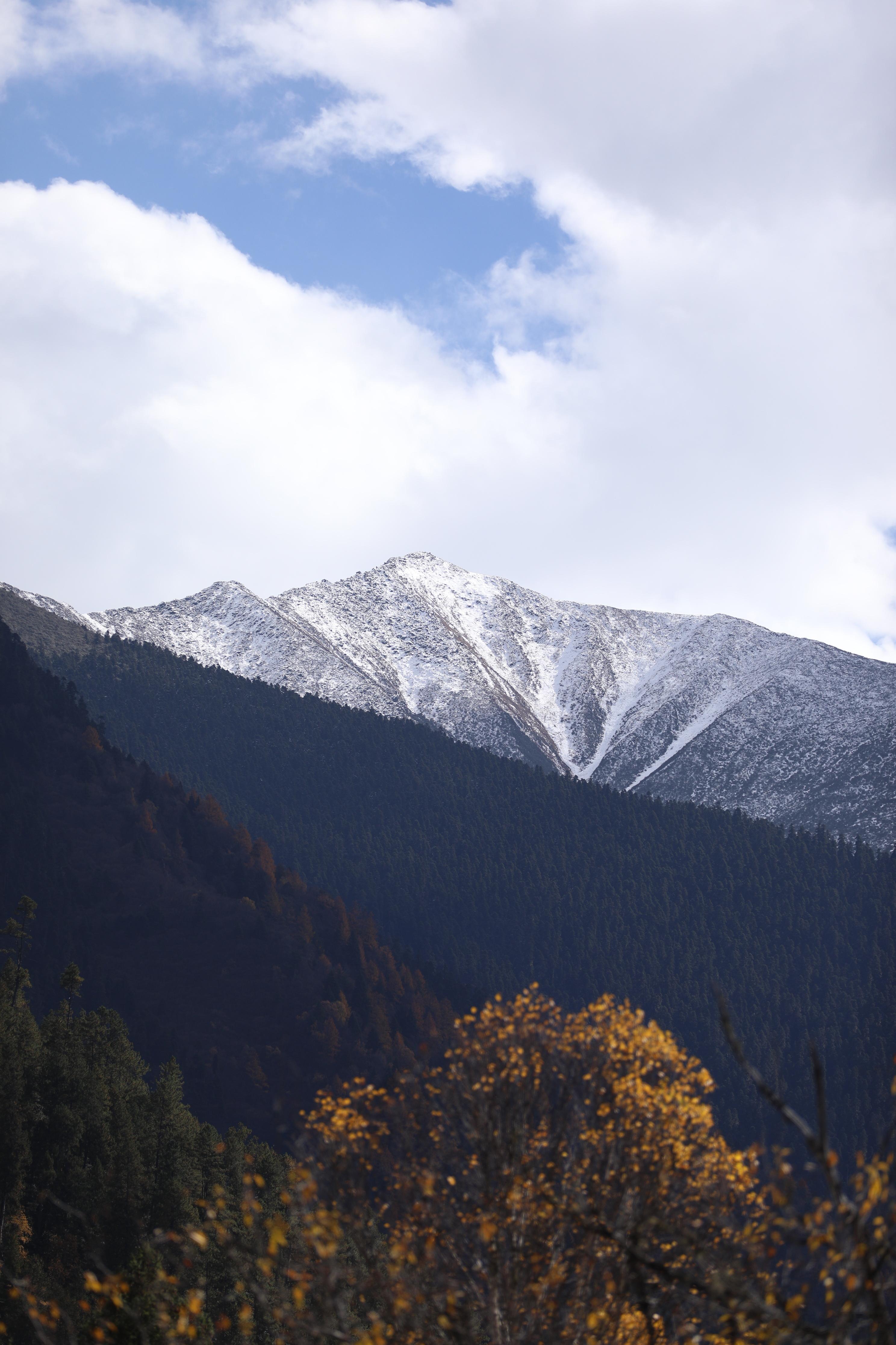 在雪山和雪山之间。  ​​​