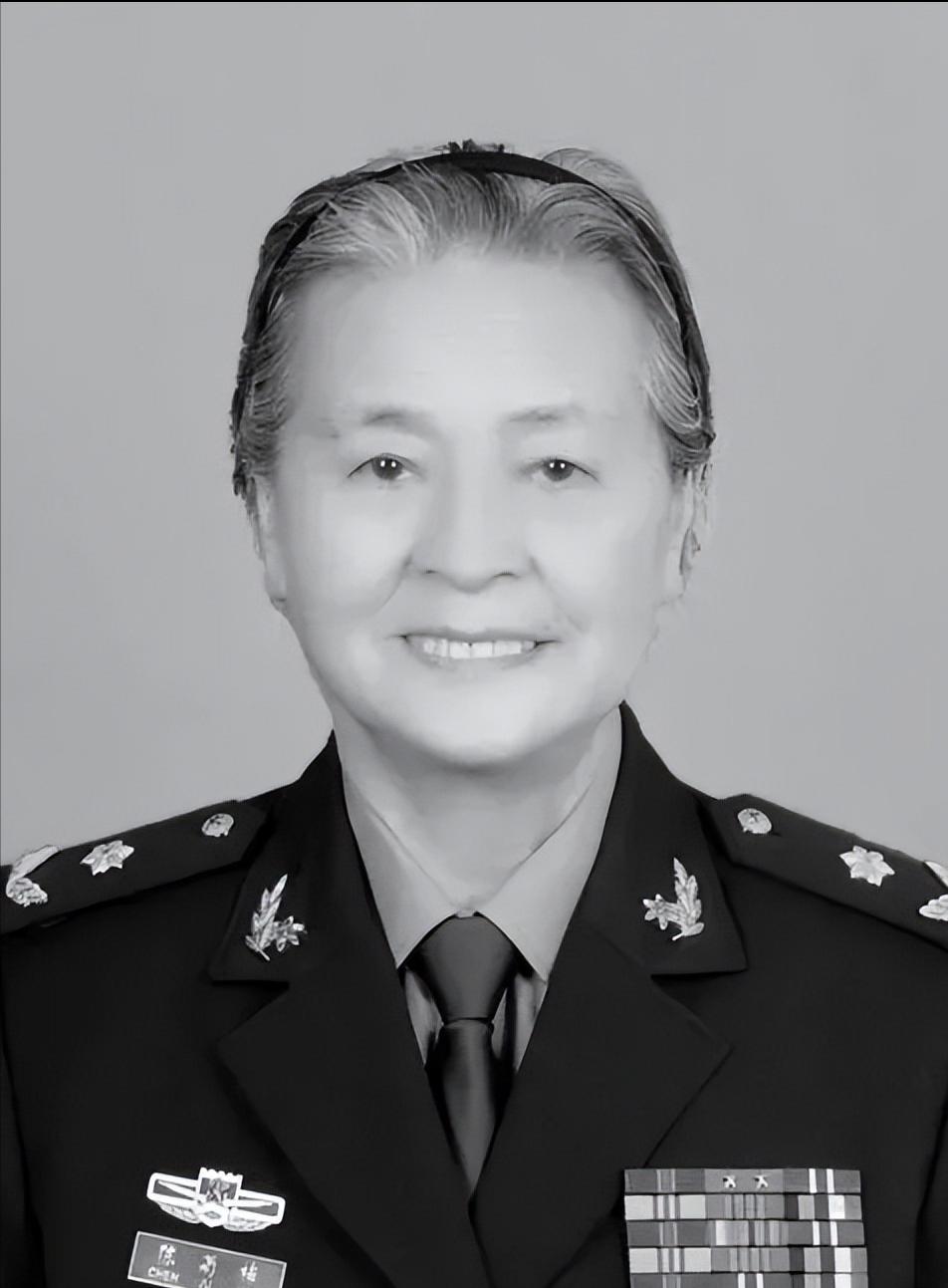 2008年的汶川地震，成都军区某位军长，猛的从凳子上站了起来，厉声训斥一名手下：