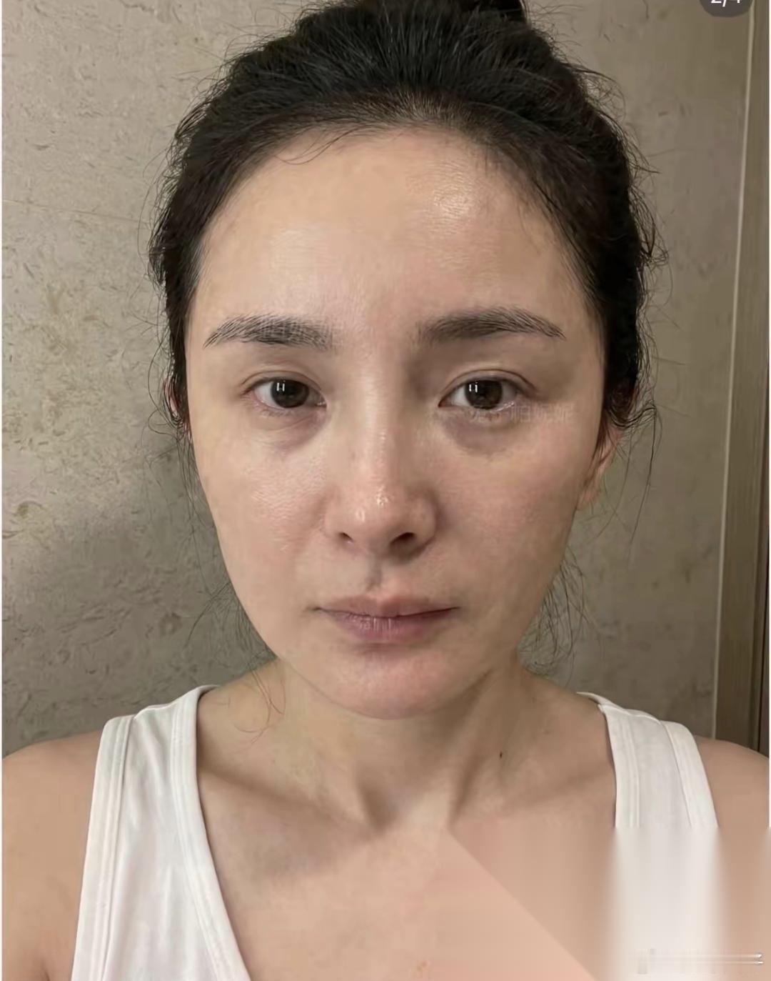 满屏都在吐槽杨幂素颜丑，可在我看来，她素颜状态明明就很能打啊！ 看这张无滤镜原相