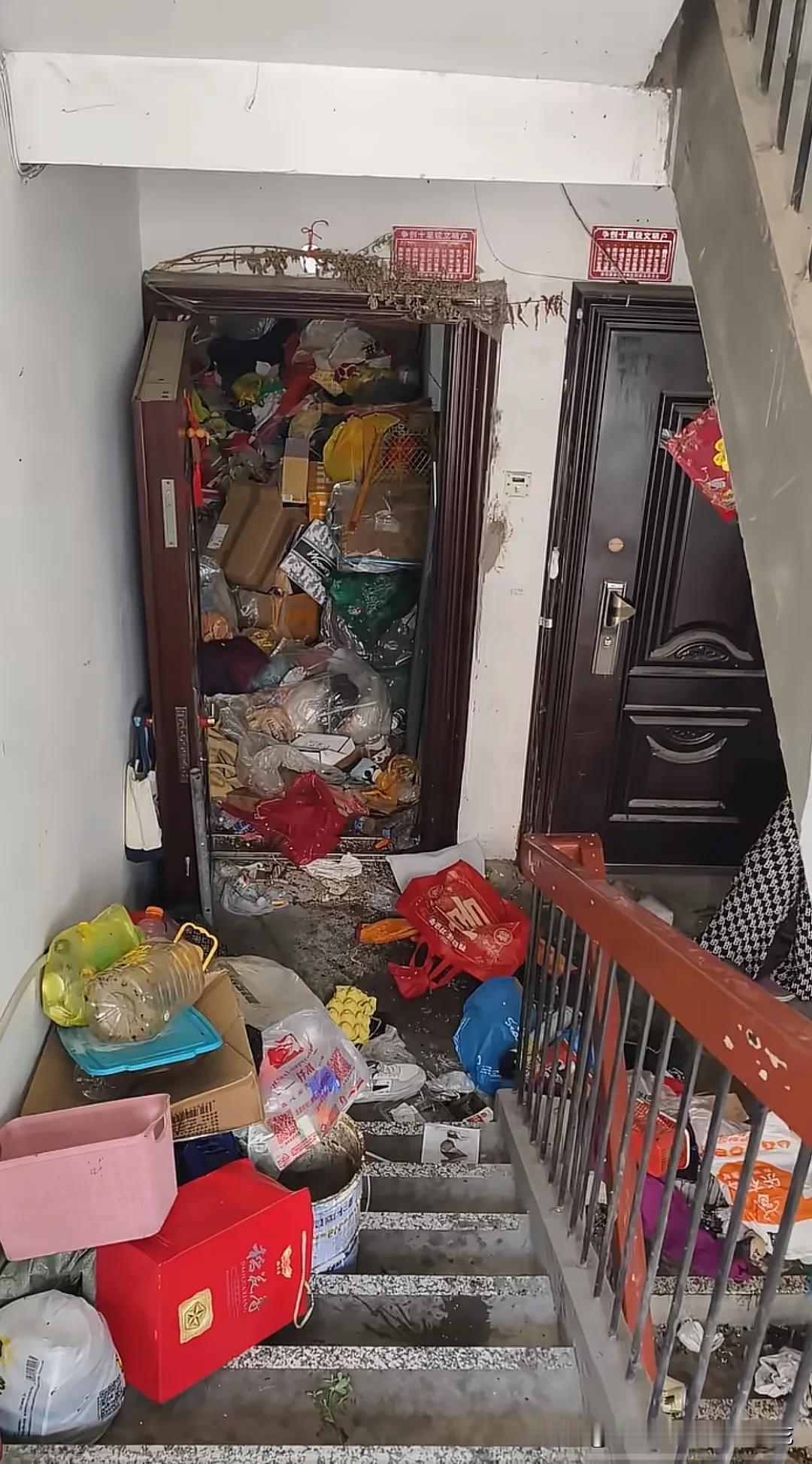 麻了！最近，湖北一网友发视频吐槽邓城小区一楼道被海量垃圾破烂堵住，据说是一个独居