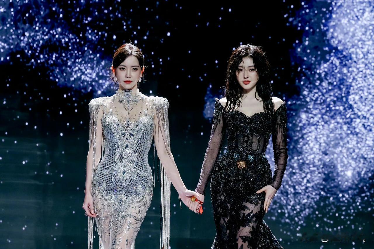 张天爱一袭黑裙湿发亮相微博之夜红毯，我是真的欣赏不来湿发，女星们就这么缺一个吹风