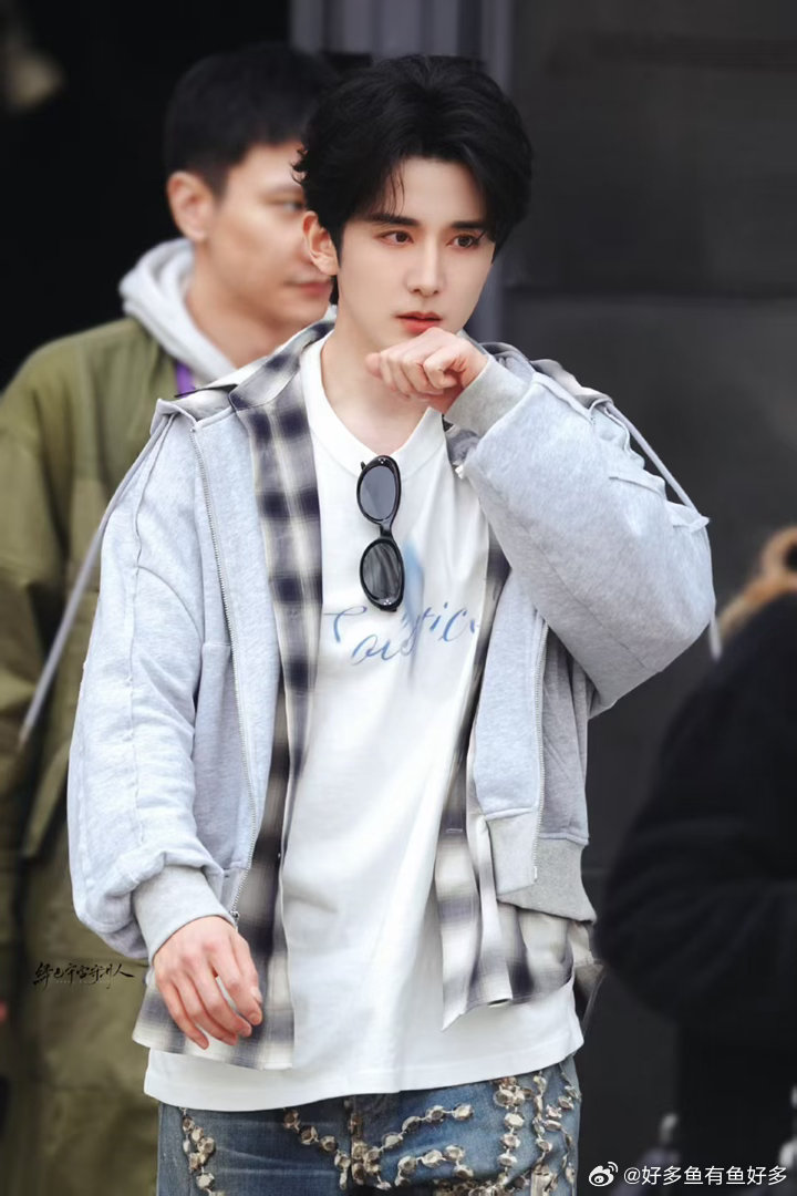 张新成手控福利张新成手控有福了 仅凭一双手就能认出来，张新成这手也太有辨识度了！