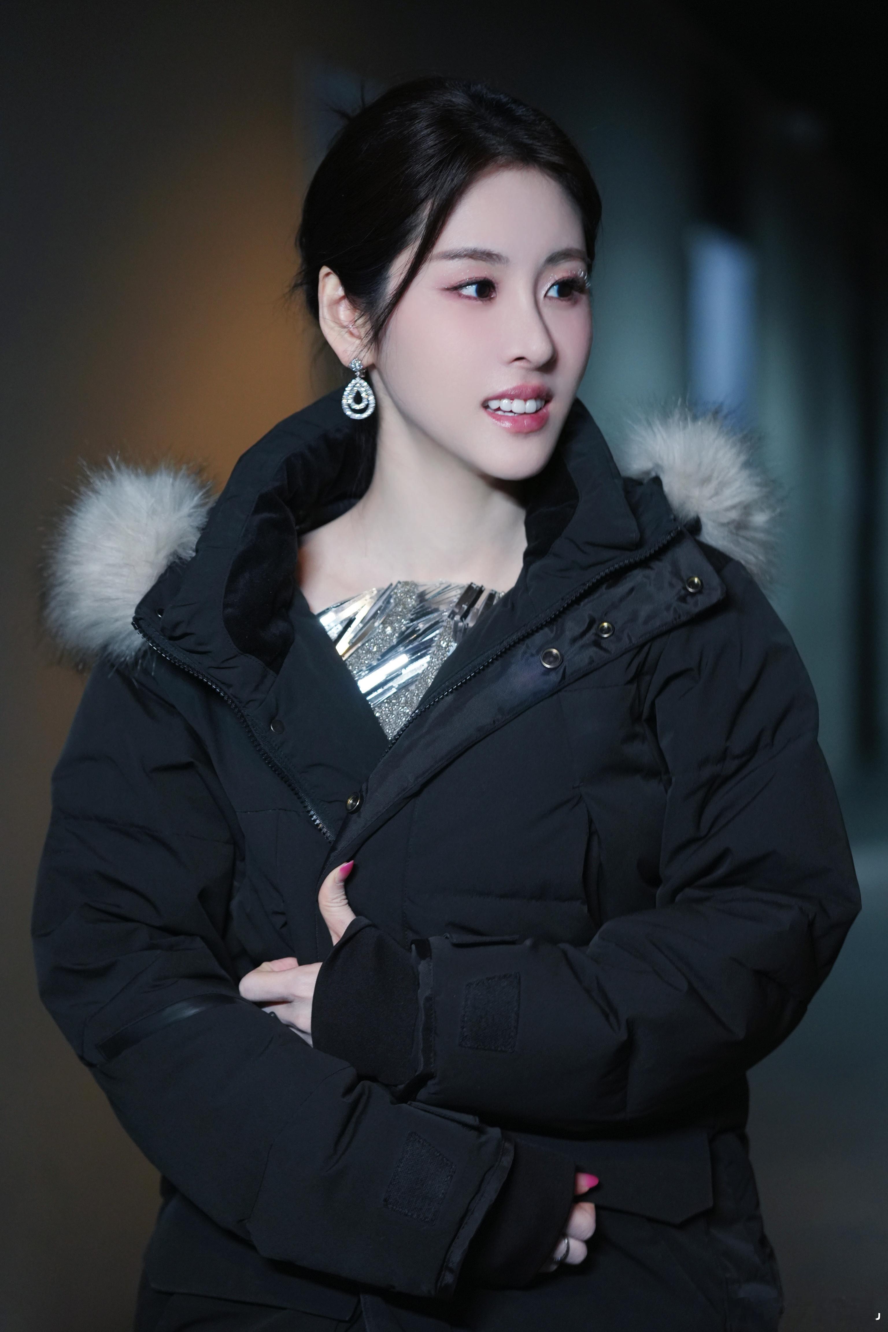 张碧晨 让女孩伤心的事我做不到 太接地气了！一路走一路跟粉丝唠嗑，嘴就没闲着过，