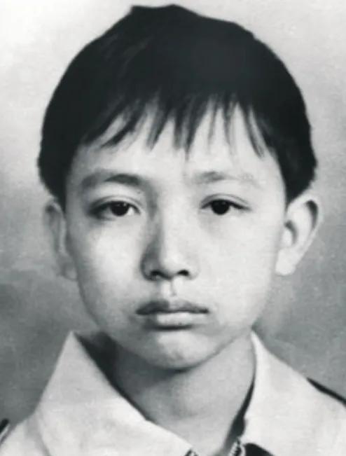 1988年，14岁赖宁因救火不幸牺牲，然而三十年过后，照片被学校摘下，雕像被拆除