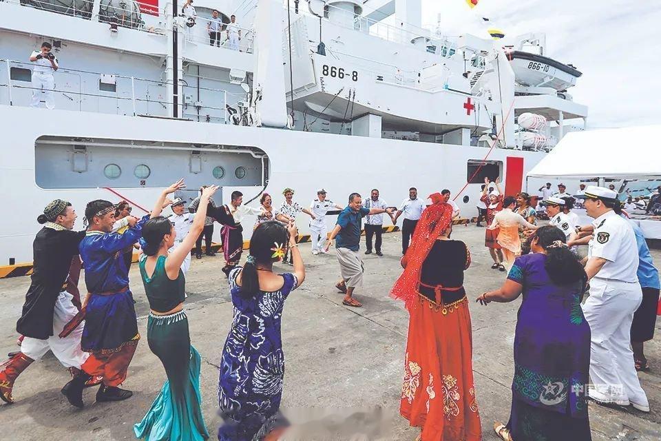中国海军舰船首次访问基里巴斯（解放军报）（中国军网）这是和平方舟医院船首次访问基