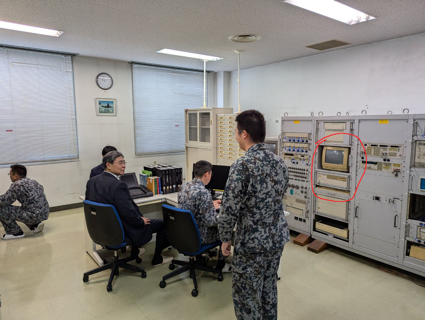 据说是日本航空自卫队的航空管制系统操作室，柜子上的那台大脑袋显示器算上古文物了吧