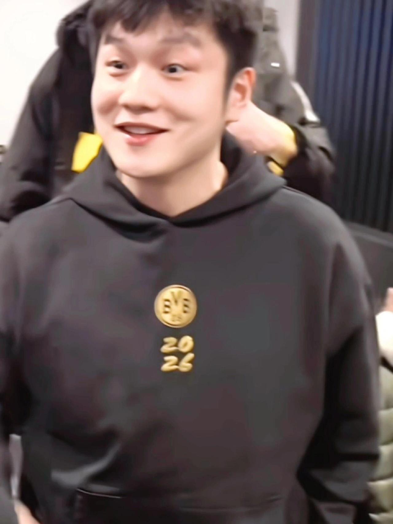 亮晶晶的眼睛，可爱呆萌花絮，真的让人好喜欢东子，一个字就是很帅！
孩子般的眼睛和