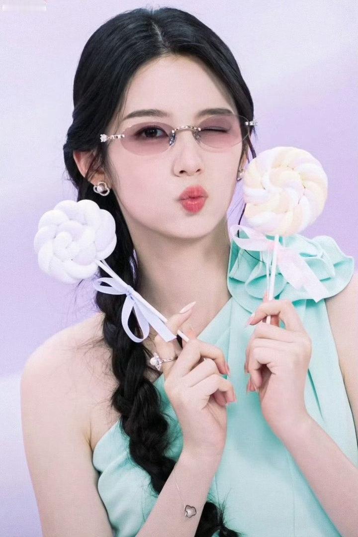 周也镜头表现力绝了谁看了不说一句周也也太会了！薄荷蓝造型清爽亮眼，配上金丝墨镜氛