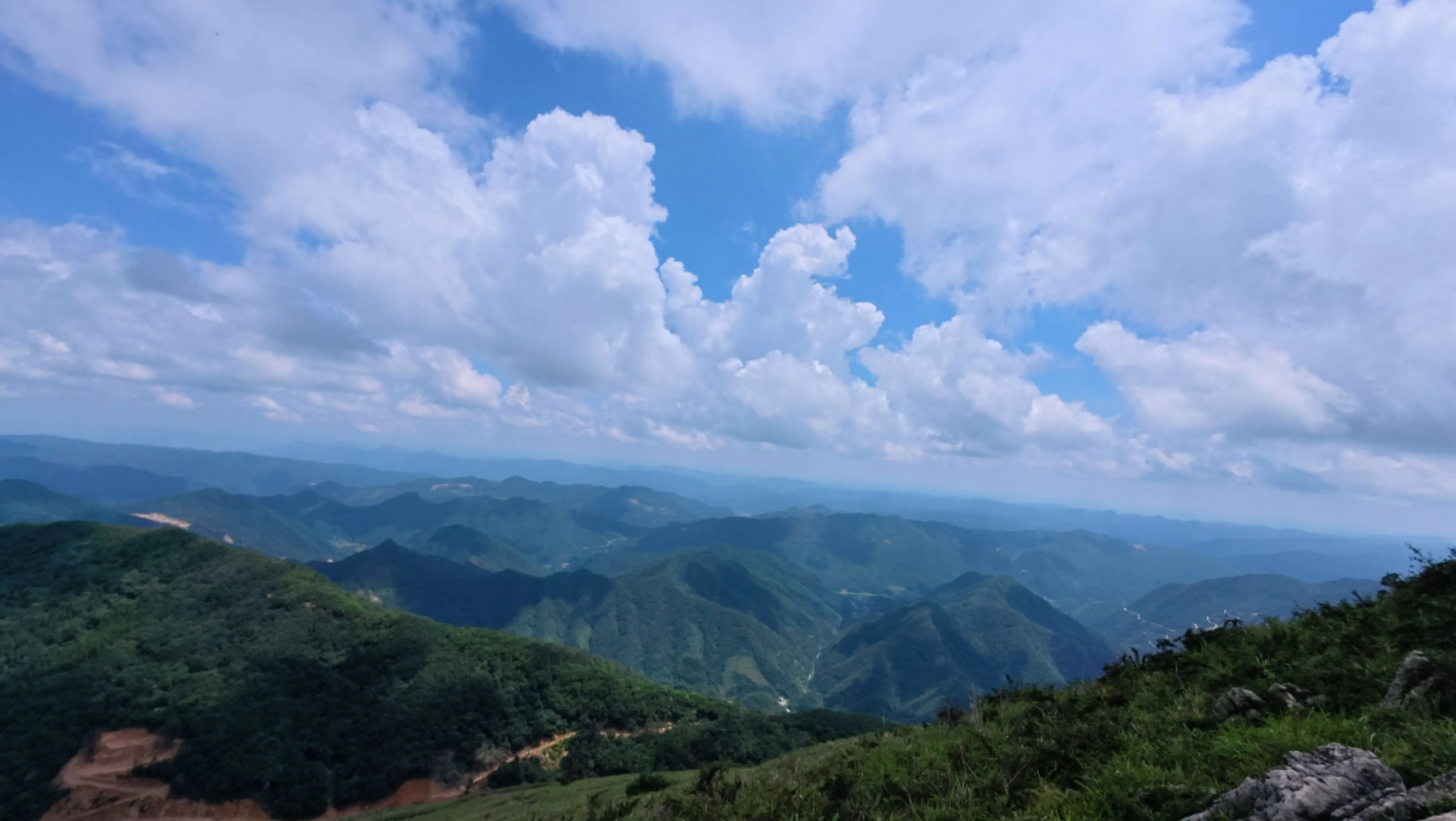 四川广元白朝乡黄蛟山。爬上黄蛟山 随手一伸，似乎能摸到云朵 下面的山峰...