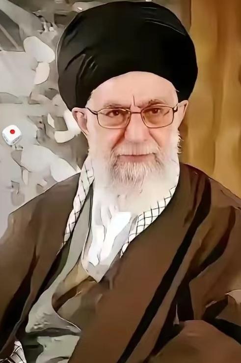 伊朗硬气，4月21日晚，伊朗首都德黑兰卡德尔广场，一枚“卡德尔”中程弹道导弹赫然