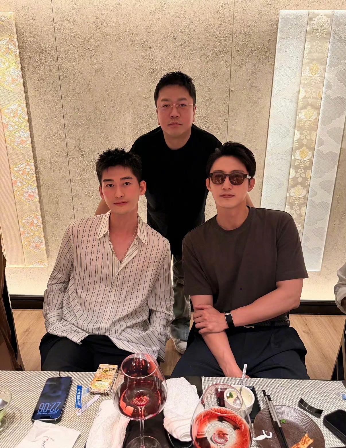 张翰：香港这天气，走两步就出汗，我这身板还撑得住吧。

黄景瑜：你42了？看背影