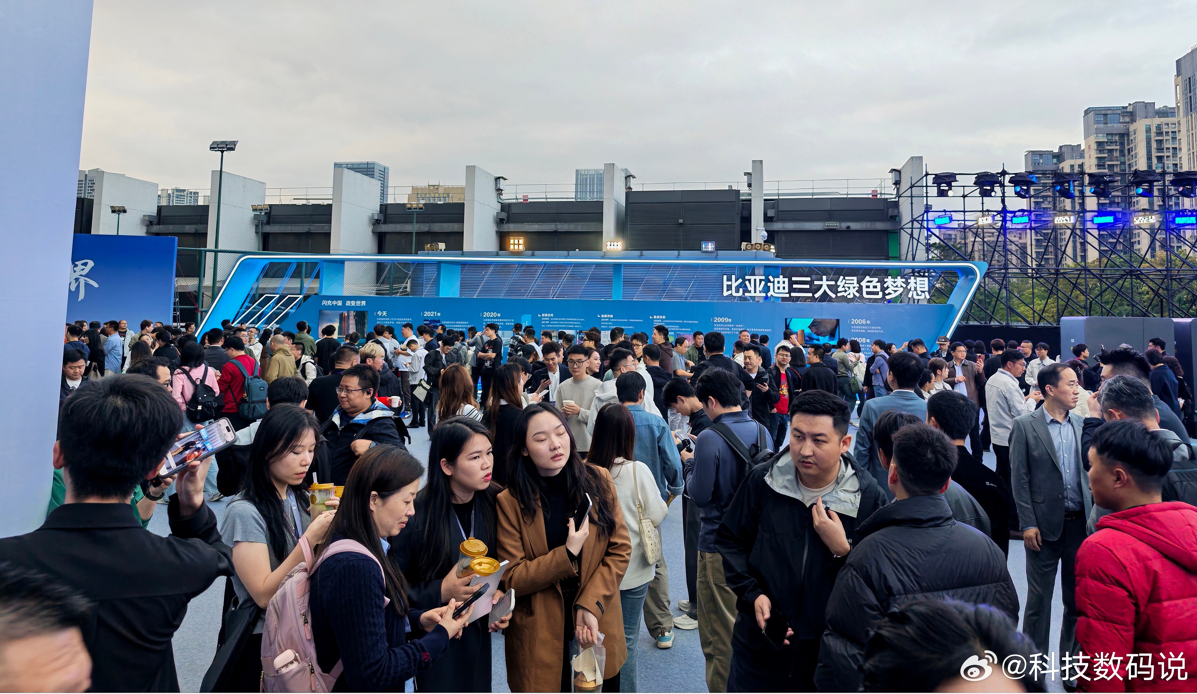 比亚迪第二代刀片电池暨闪充技术发布会现场人山人海，感觉各路大神都来了，也是比亚迪