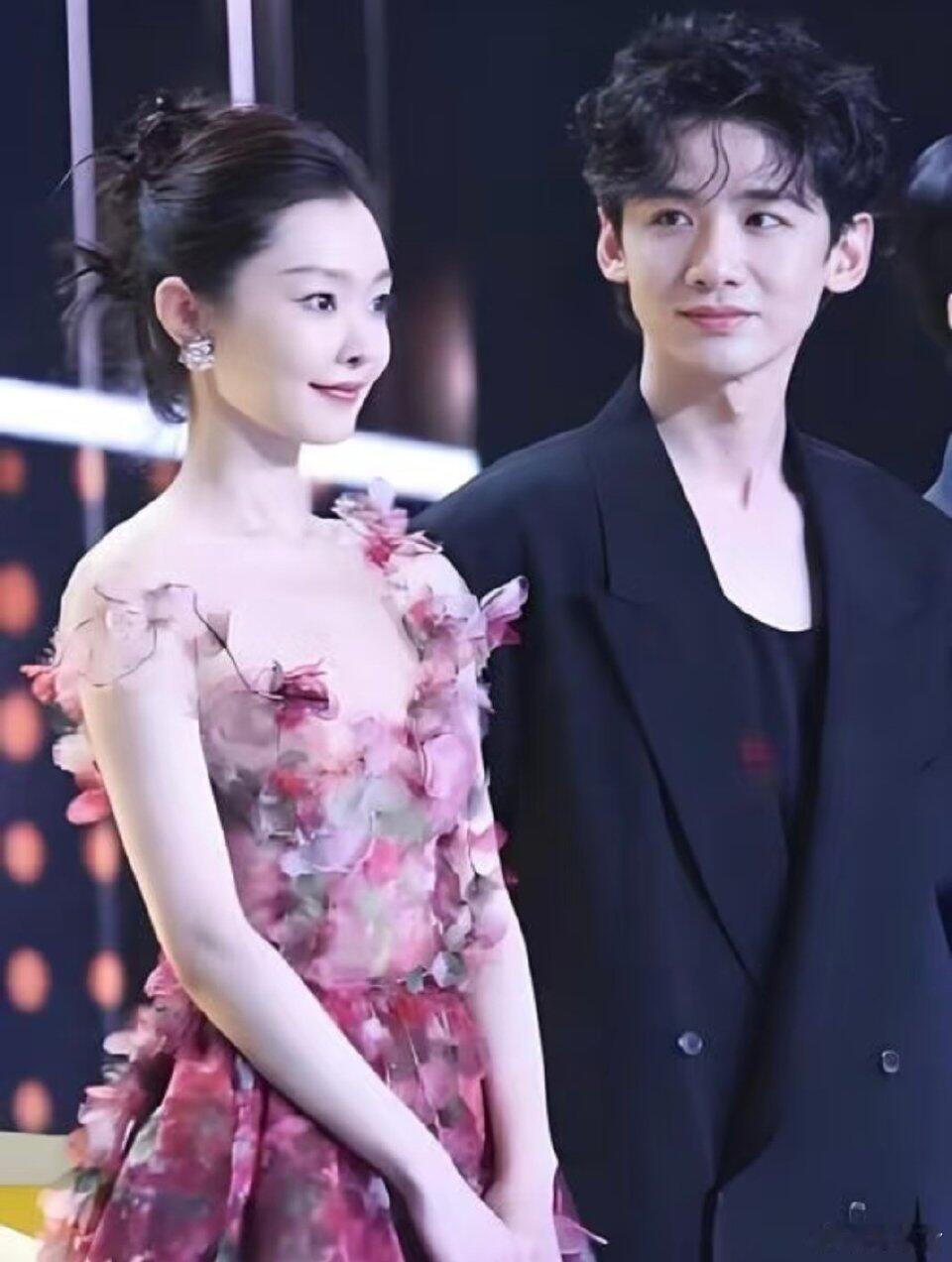 白敬亭宋轶从公认情侣到零互动，为什么至今双方都不敢回应这段感情。 