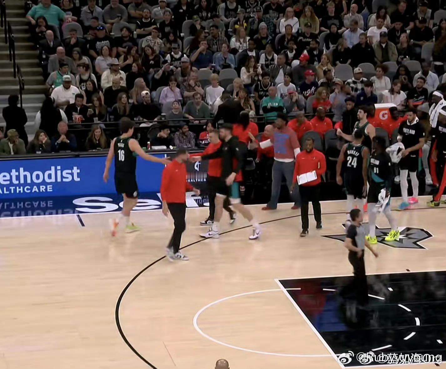 杨瀚森大帽哈珀杨瀚森波特兰开拓者 今天小杨总体表现还是可以的，肉眼可见做的比较好