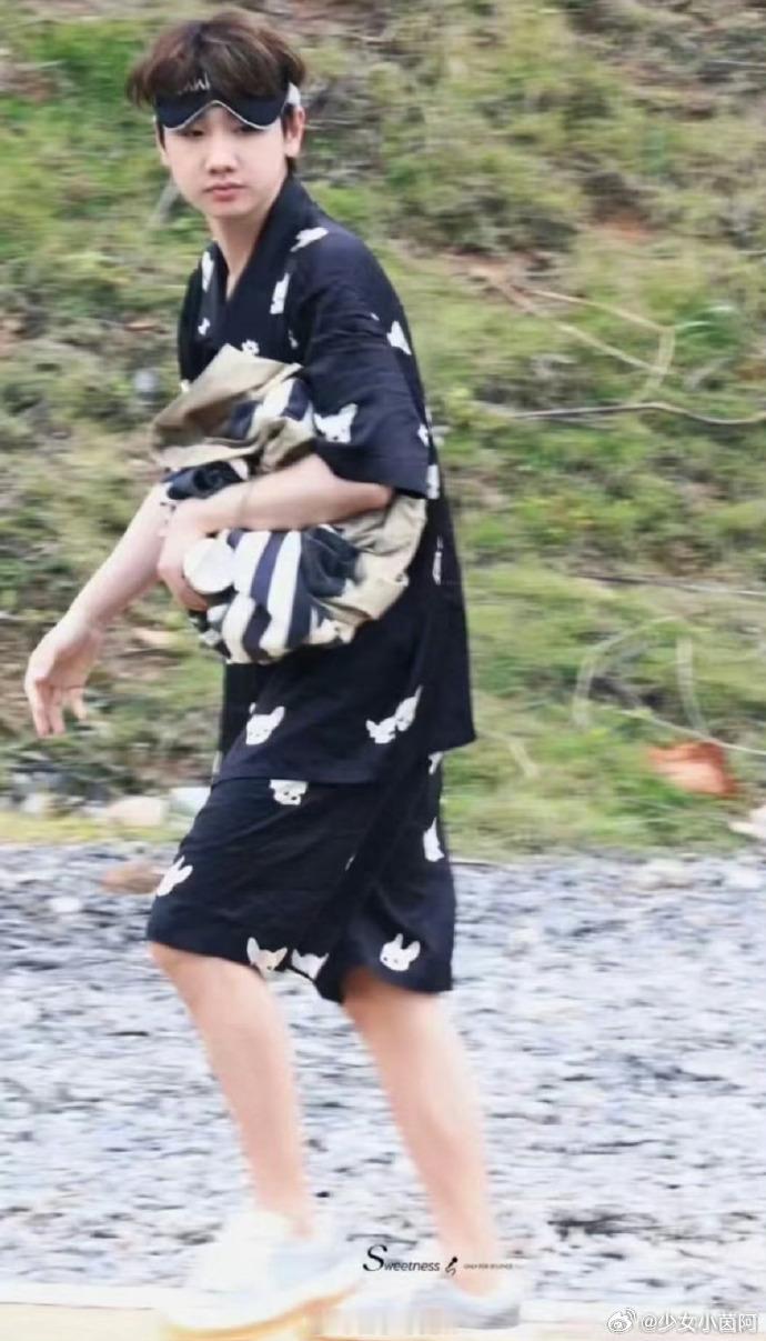 #敖子逸和半个内娱撞睡衣# 合理怀疑你们内娱睡衣都是批发的哈哈哈，不然怎么会这么