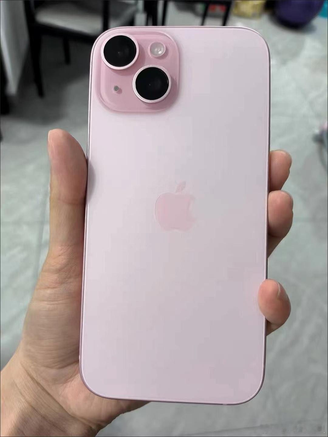 PDD上面的iPhone 15跌倒了4.6K左右，公司一同事实在没忍住买了一台，