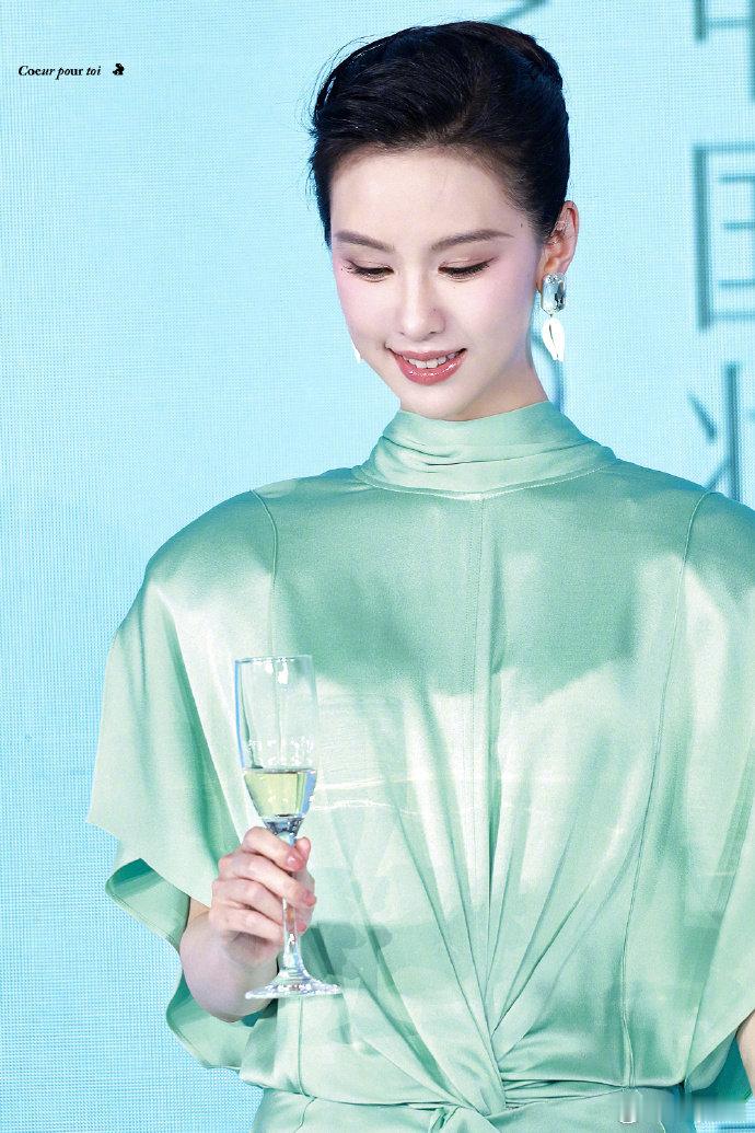 好美...像一块温润不经雕琢的碧玉 感觉周边呼吸的空气都被净化了 