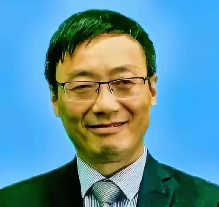 一句硬话，炸醒装睡的人。 
 
六月二十六号这天，汤家凤的公众号弹出两条推送——