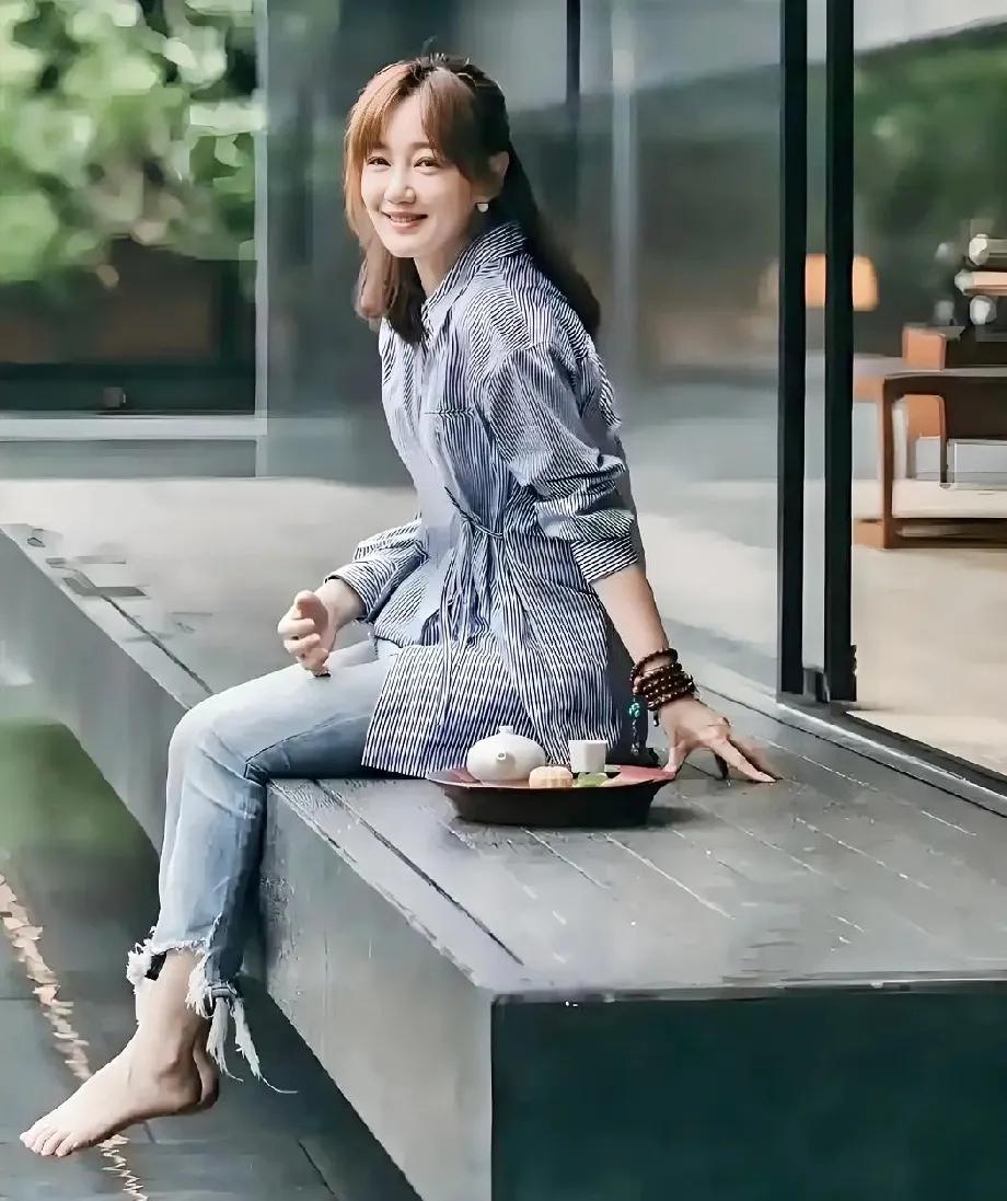 47岁薛佳凝，徐娘半老，风韵犹存，当初因感情之事，一度想入空门。
如今在太平年剧