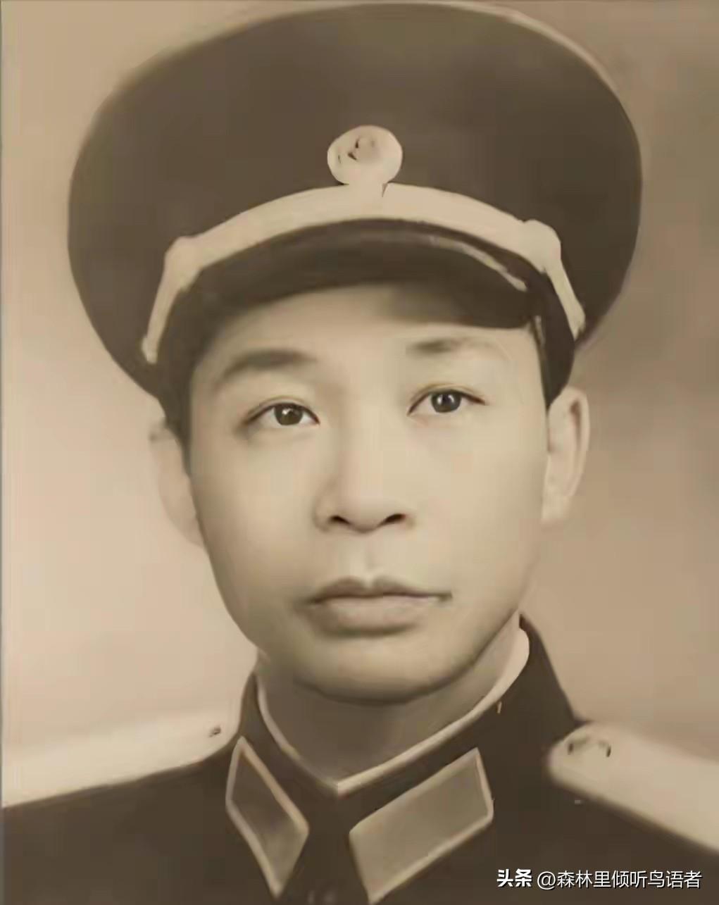 1950年4月12日，雷州半岛。海上的浓雾还未散尽，指挥所后方的刺槐丛中，突然传