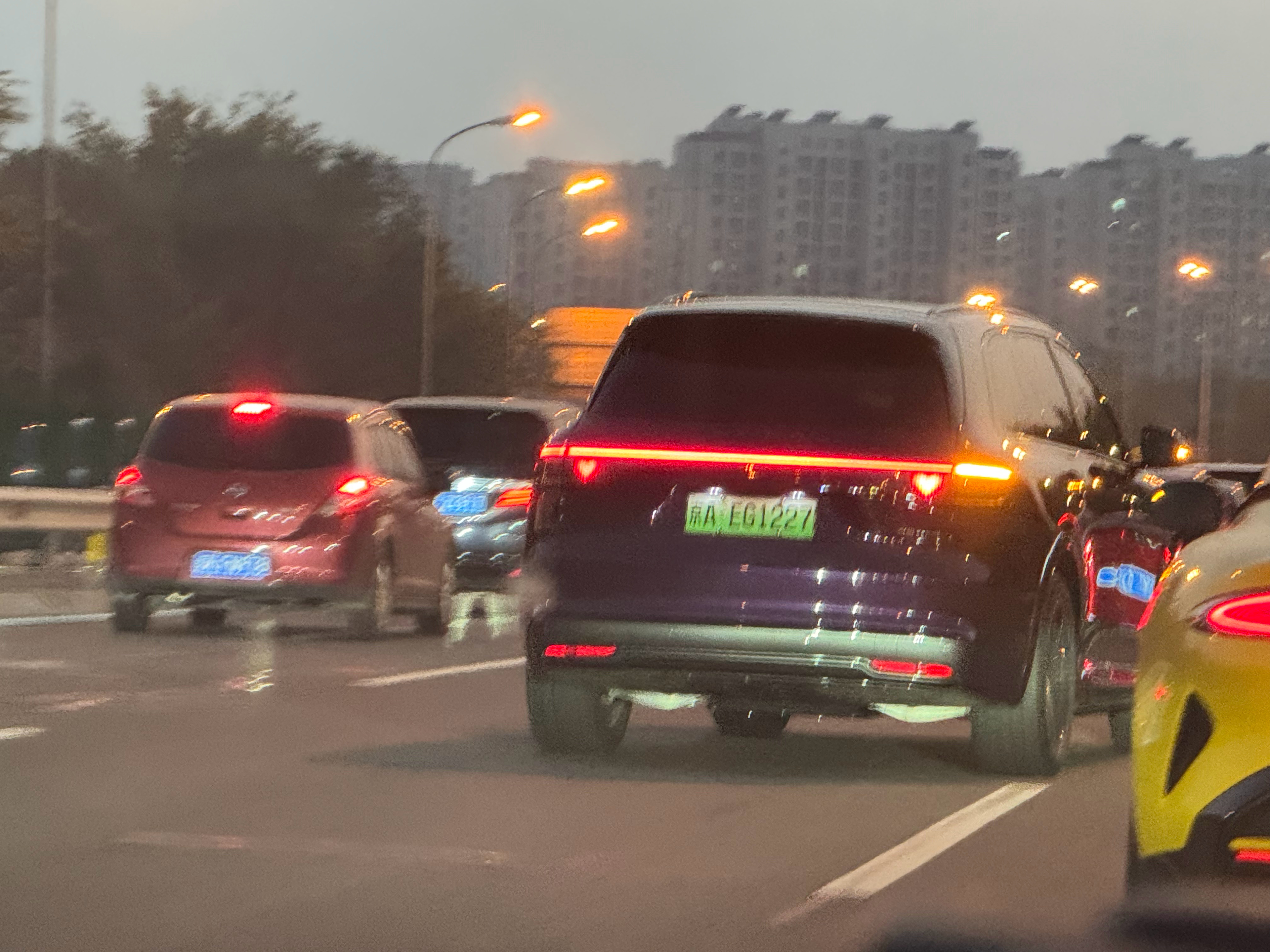 我发现开高阶辅助驾驶功能的朋友有一个特点好比旁边这个问界的大哥堵车…确实辅助驾驶