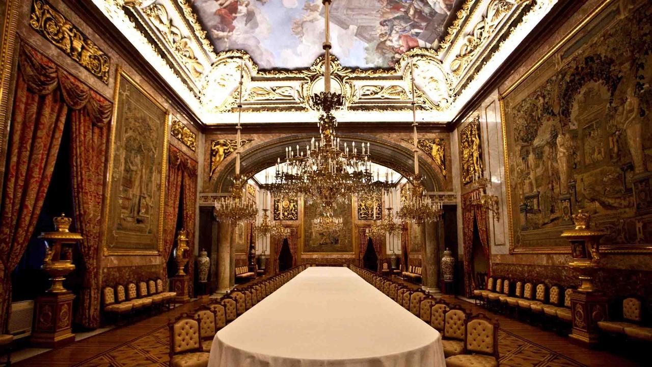 西班牙菲利浦二世的皇宫堪称“侏儒王国”，养着数百名侏儒，他们穿金线绣花斗篷、骑迷