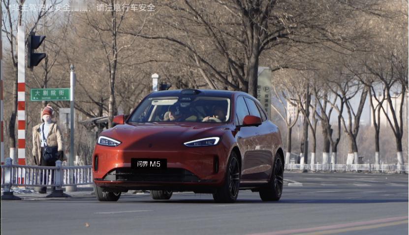 返程高峰堵到心慌？问界新M5 Ultra座舱让你长途不无聊
以前节后返程高峰，一