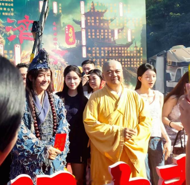 陈浩民林子聪再拍济公 陈浩民，林子聪现身《济公之降龙现世》开机了，童年的回忆啊！
