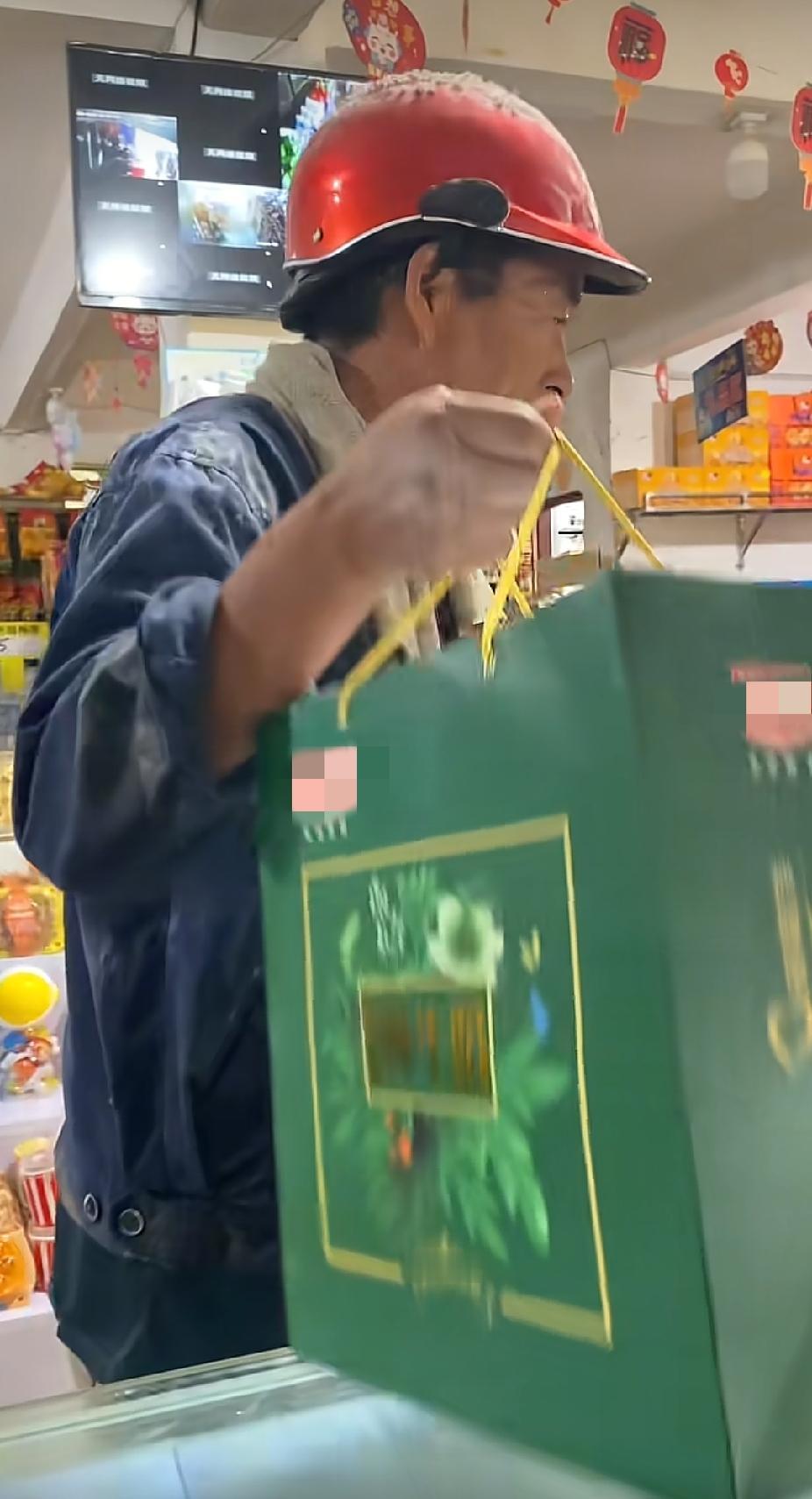 超市老板娘，突然将牛奶的包装盒撕破了，接下来看到的一幕，让人感动泪目了。

河南