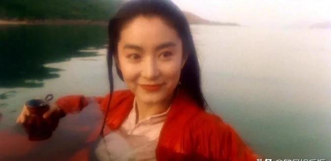 1982年，林青霞一次回家后开门就发现客厅桌子上有一堆将近250w的现金，旁边还